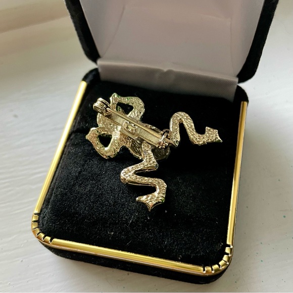 Cute Enamel Frog Pin with Articulated Legs - Picture 3 of 3